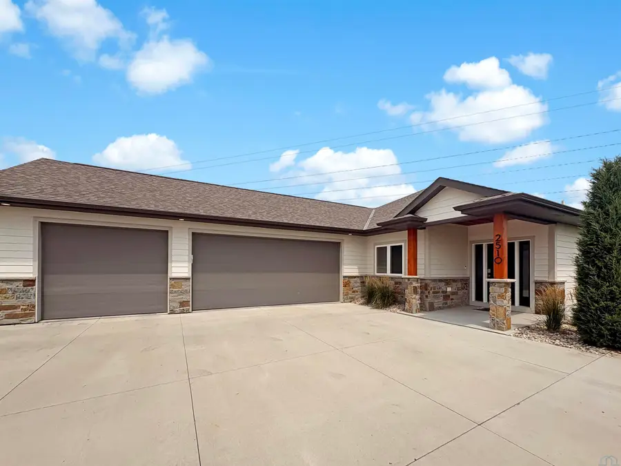 2510 Glen Ellen Rd, Sioux City, IA 51106 - #2