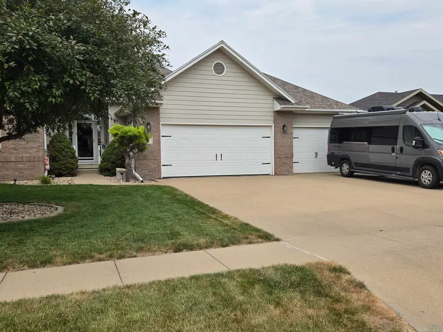415 Brookshire Ct., Sergeant Bluff, IA 51054 - #2
