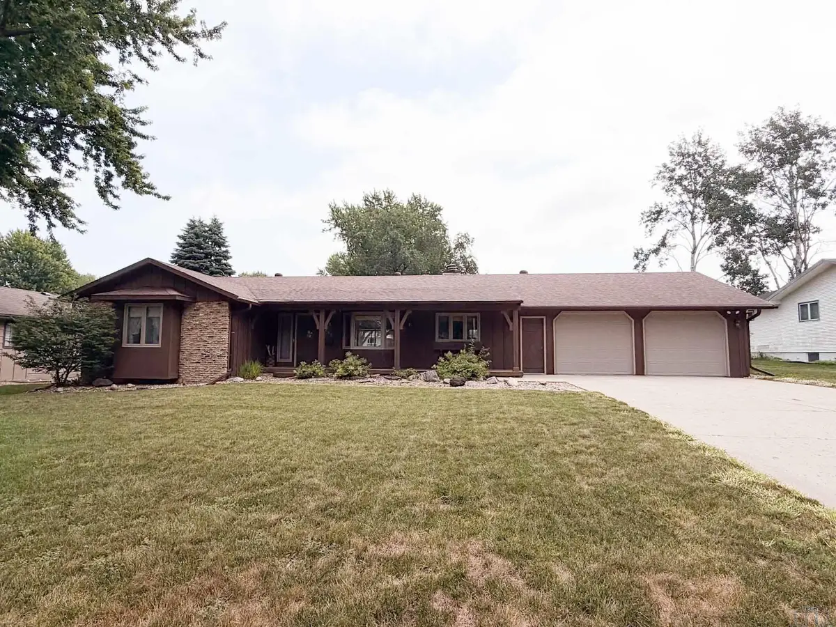 205 Louisiana Ave SW, Orange City, IA 51041 - #1