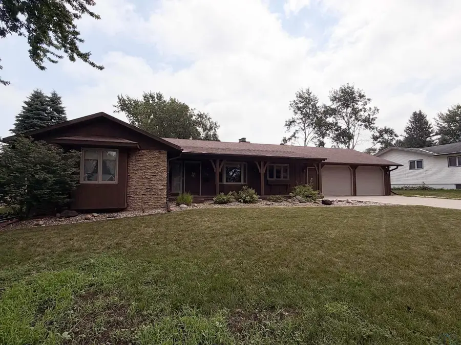 205 Louisiana Ave SW, Orange City, IA 51041 - #2