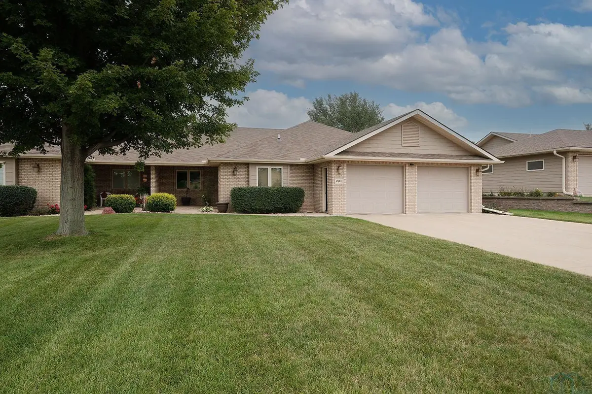 1364 7th Avenue SE, Sioux Center, IA 51250 - #1