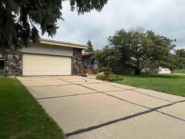 1253 Hiawatha Trail, Sioux City, IA 51104