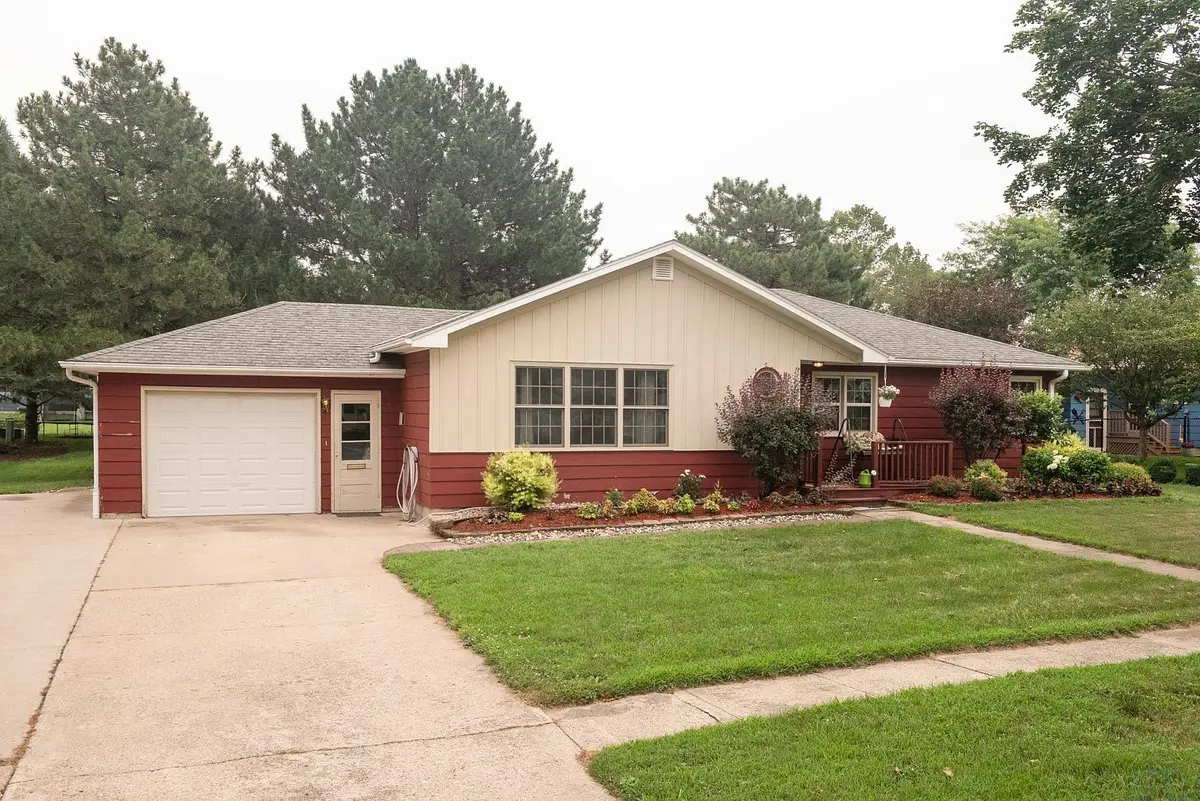 513 DELAWARE AVE NW, Orange City, IA 51041 - #1