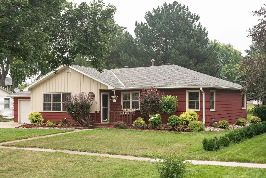 513 DELAWARE AVE NW, Orange City, IA 51041 - #2