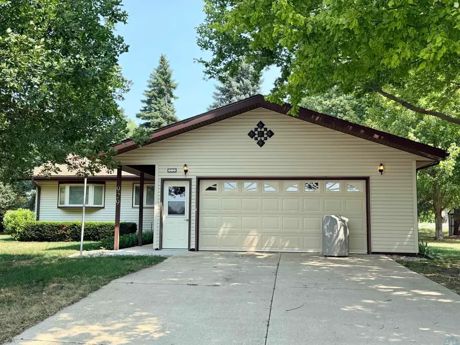 929 ANGIER DR, Storm Lake, IA 50588 - #2