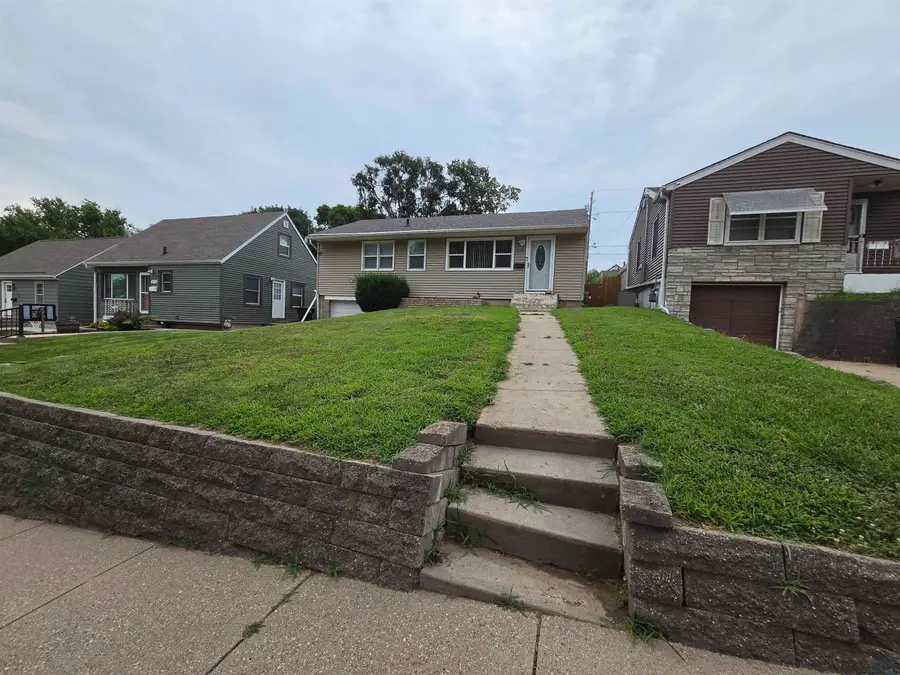 932 S Newton, Sioux City, IA 51106 - #2