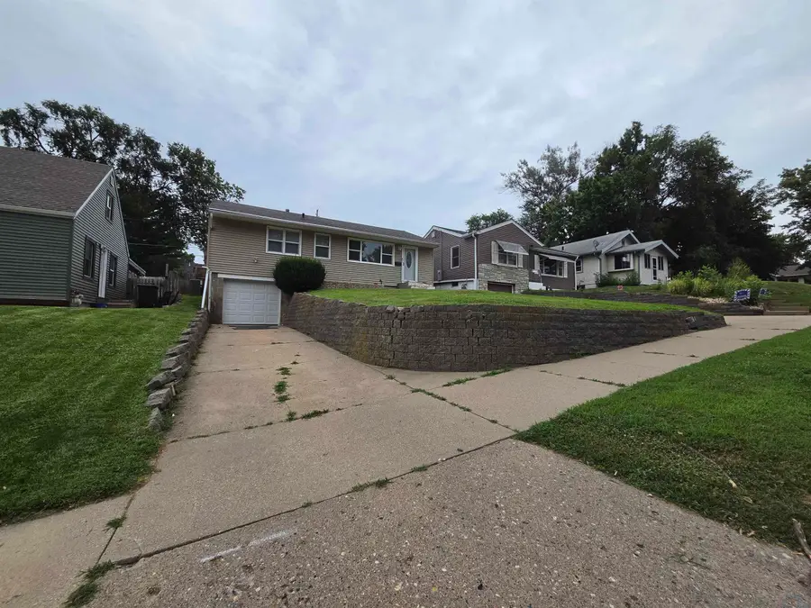 932 S Newton, Sioux City, IA 51106 - #3