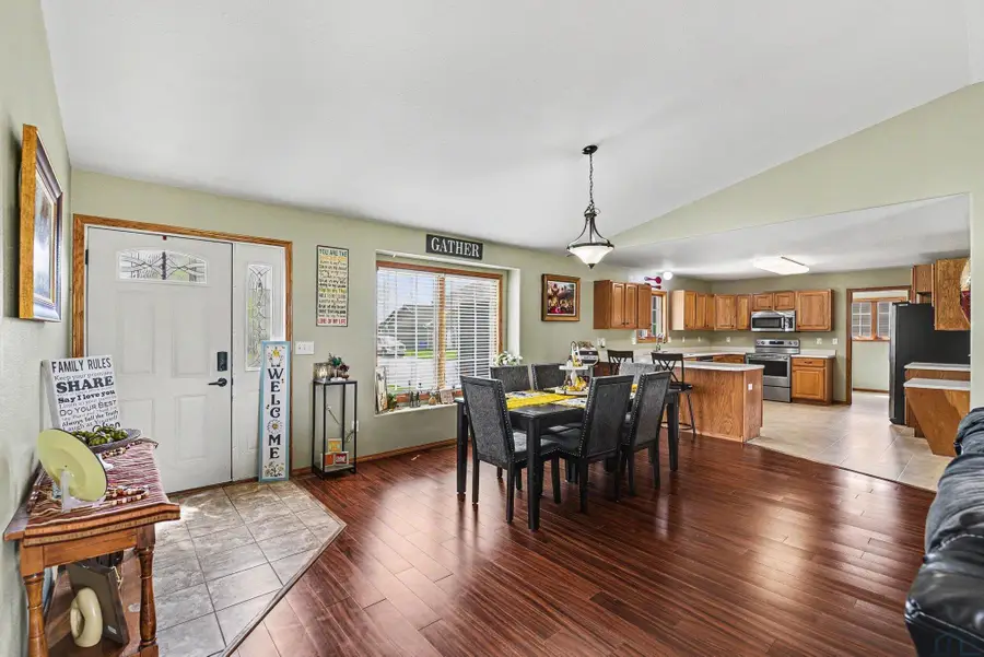 1583 Brandon Dr, Vermillion, SD 57069 - #2