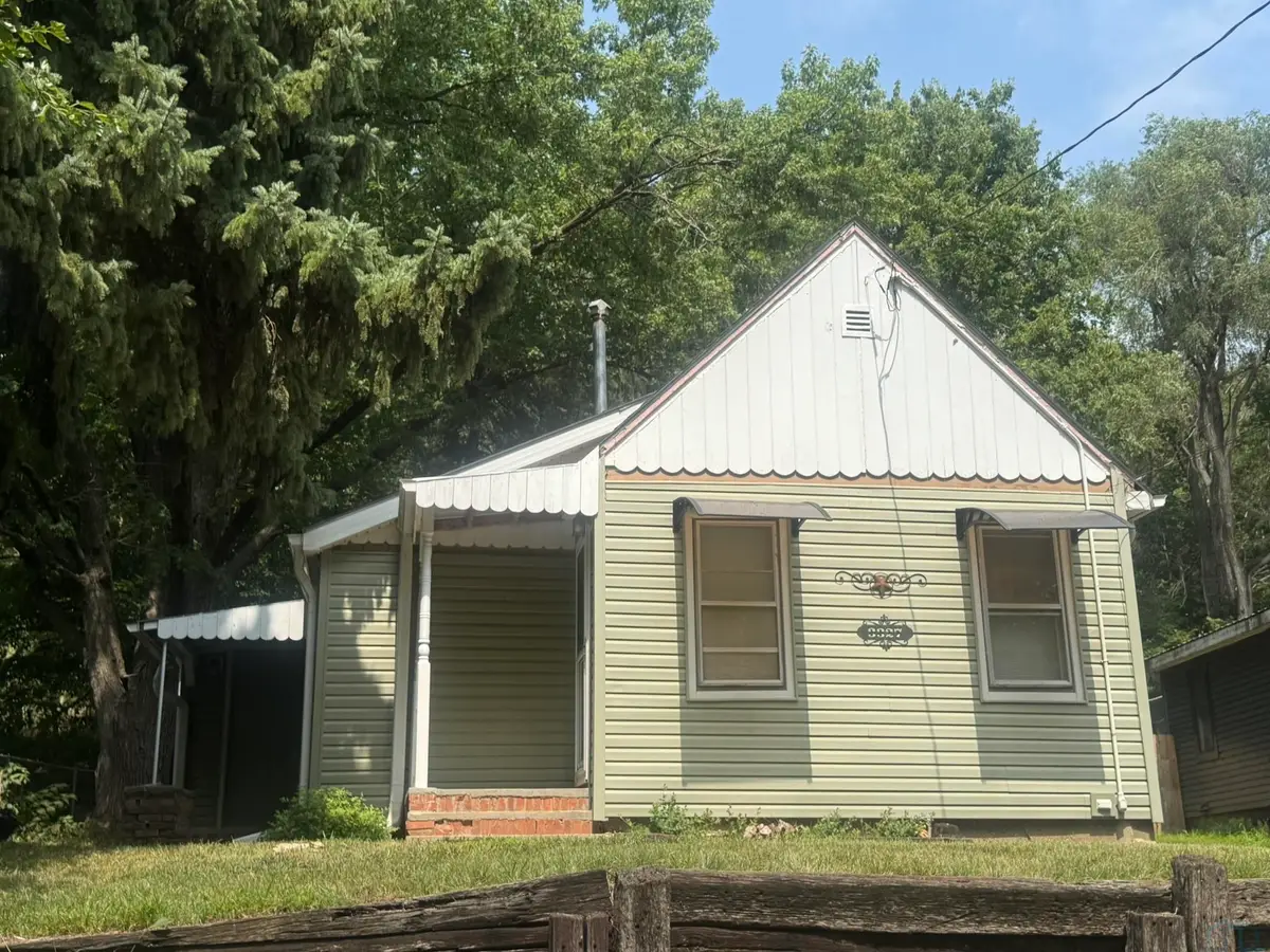 3327 Athlone Ave, Sioux City, IA 51105 - #1
