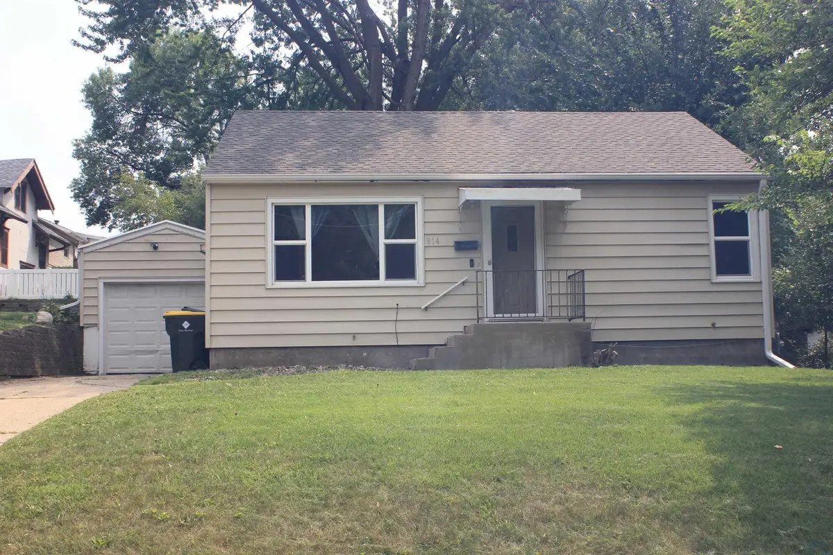 814 34th St, Sioux City, IA 51104 - #1