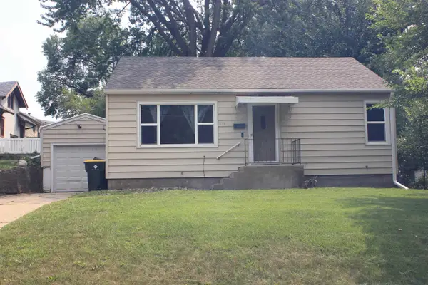 814 34th St, Sioux City, IA 51104