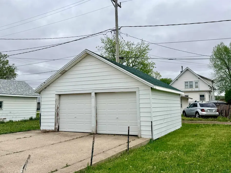 725 ERIE ST, Storm Lake, IA 50588 - #3