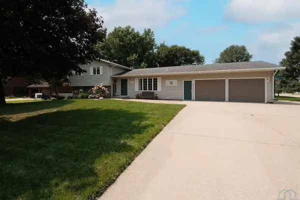 157 12th Avenue NE, Sioux Center, IA 51250