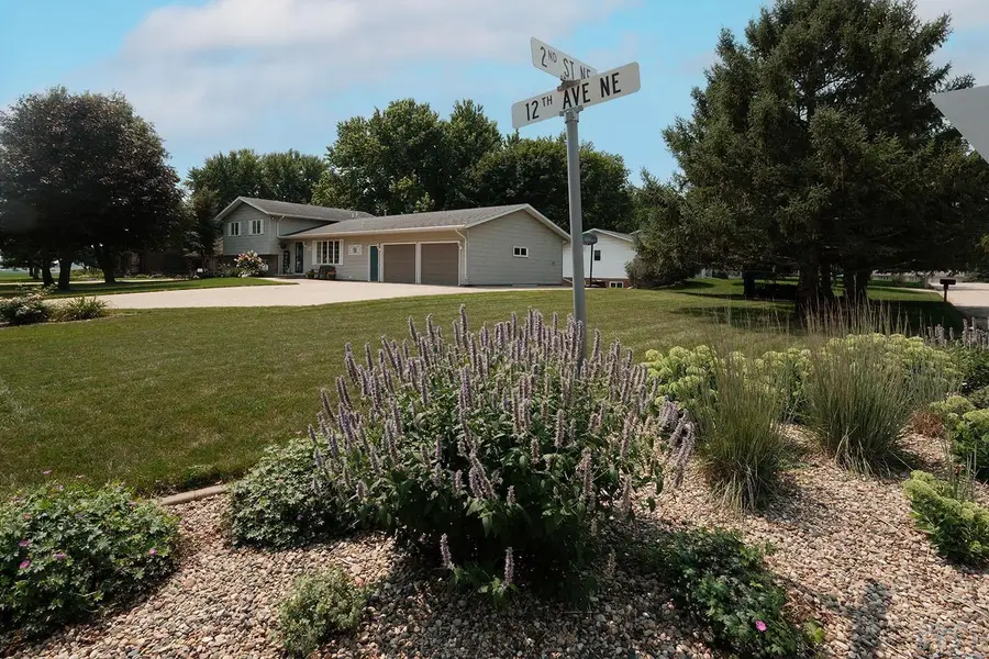 157 12th Avenue NE, Sioux Center, IA 51250 - #2