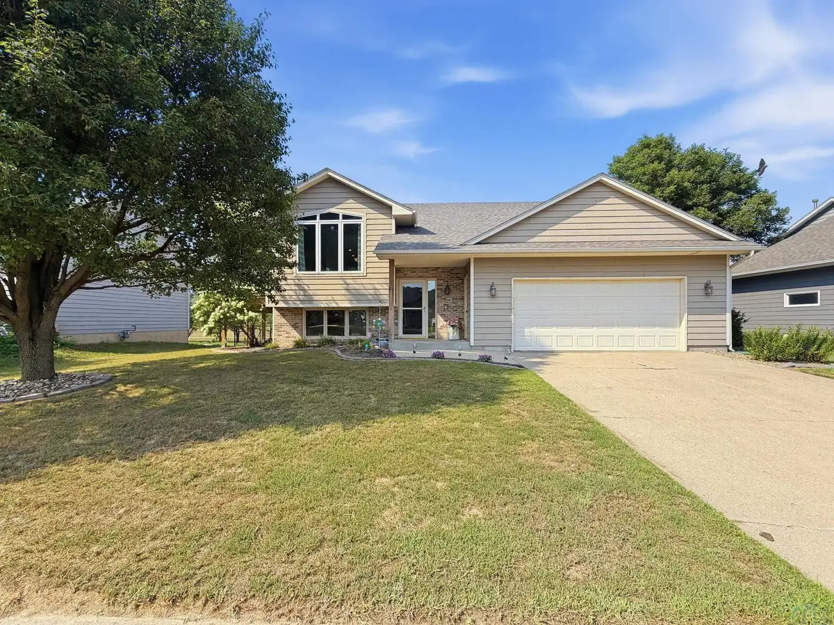 1807 Country Club Dr, Elk Point, SD 57025 - #1