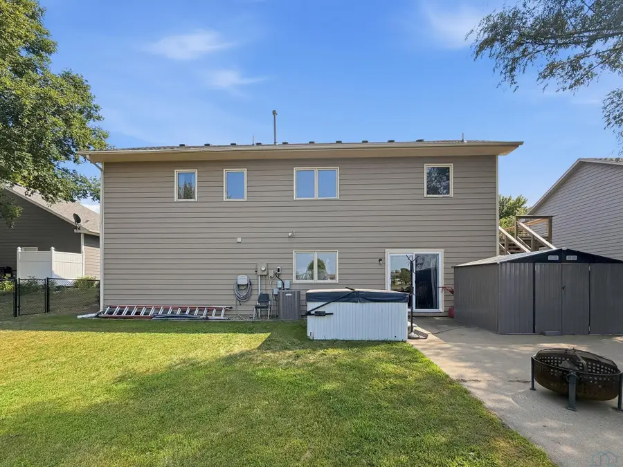 1807 Country Club Dr, Elk Point, SD 57025 - #2