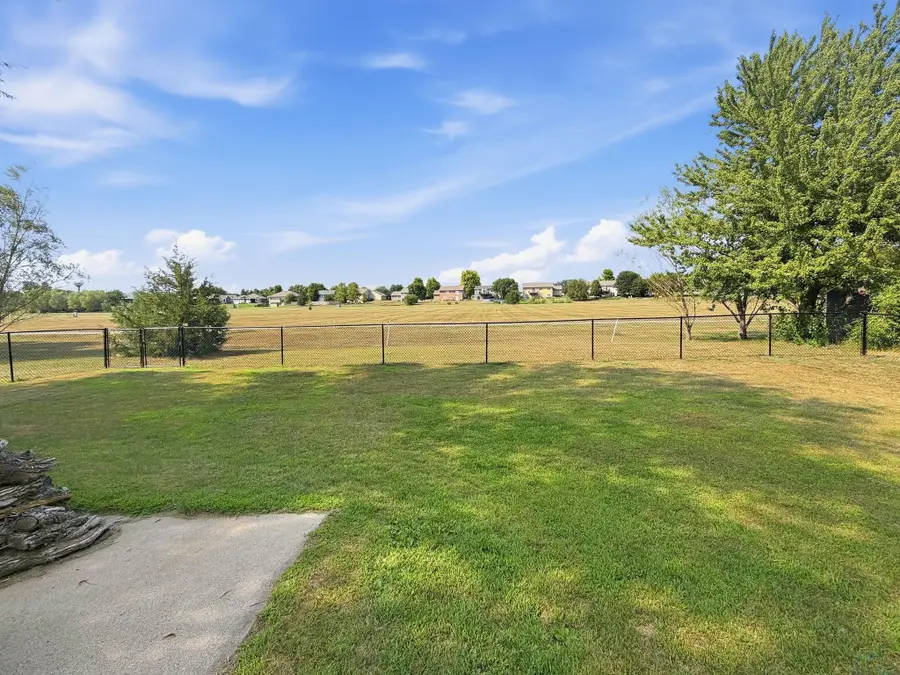 1807 Country Club Dr, Elk Point, SD 57025 - #3