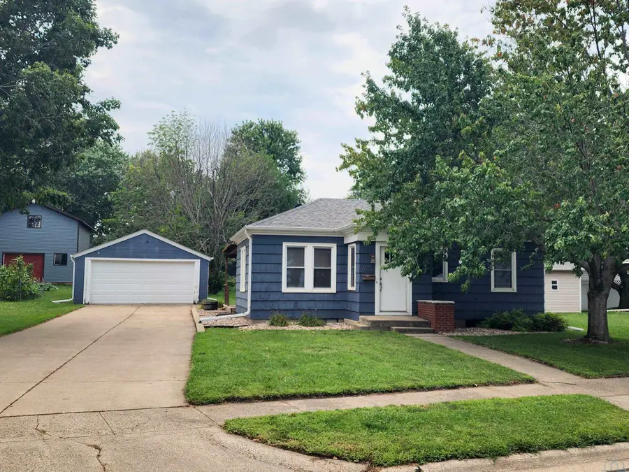 725 1st Ave. SW, Sioux Center, IA 51250 - #2