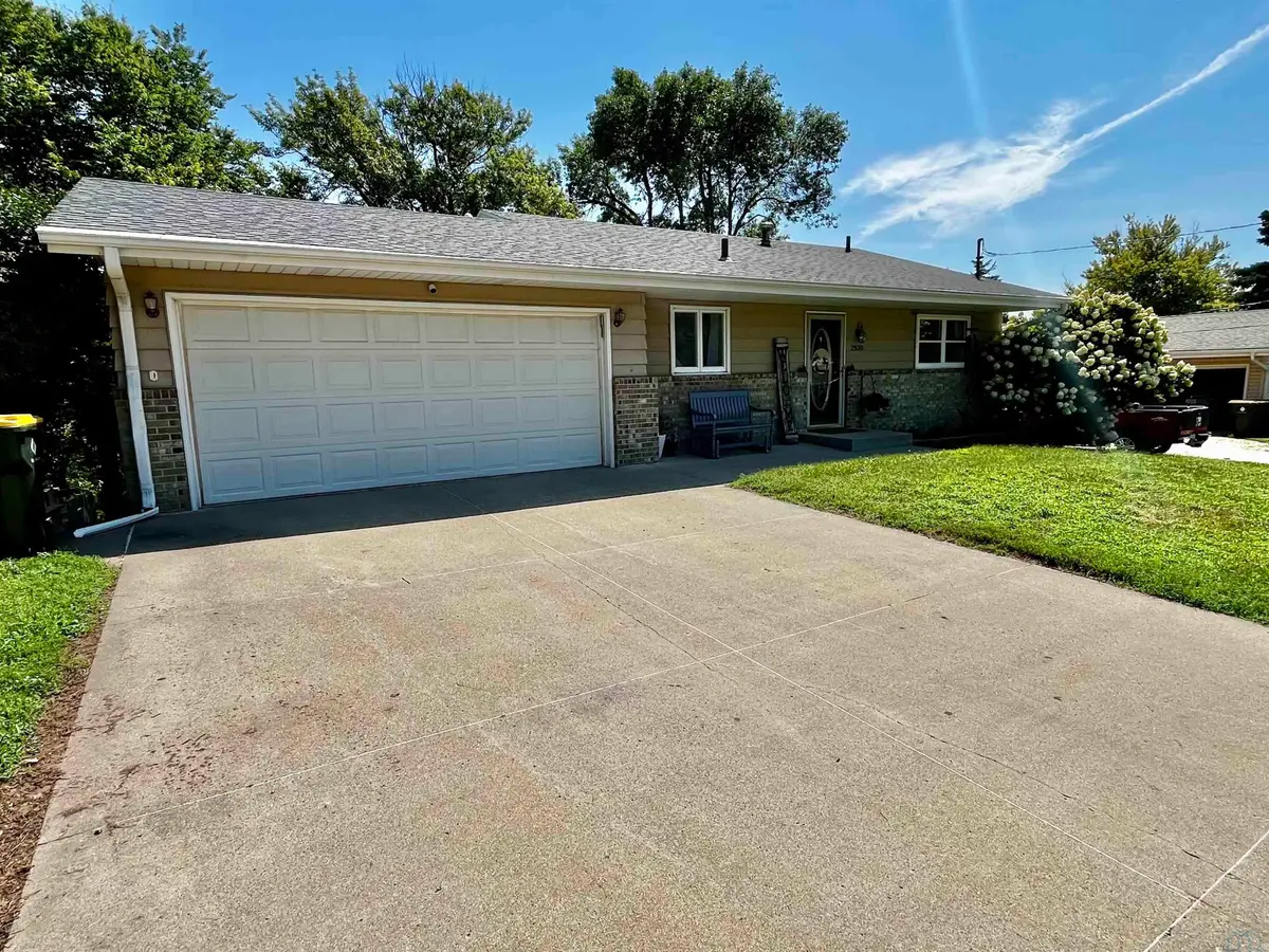 2930 S Cypress St, Sioux City, IA 51106 - #1