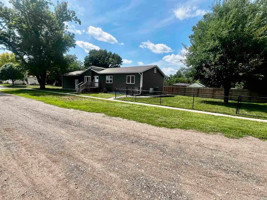 201 N Jackson St, Elk Point, SD 57025 - #2