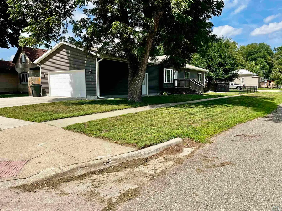 201 N Jackson St, Elk Point, SD 57025 - #3