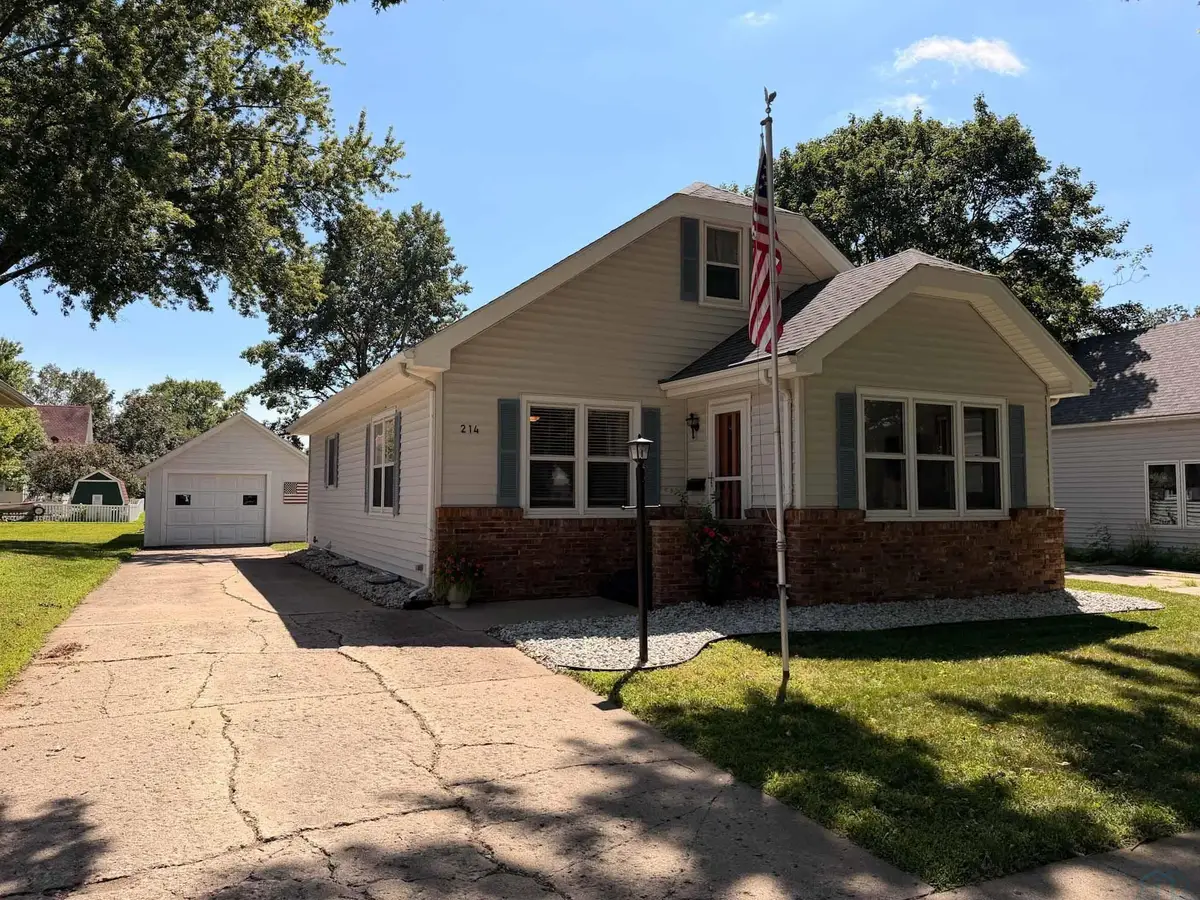 214 2nd St NW, Orange City, IA 51041 - #1