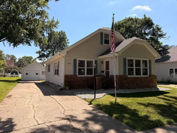 214 2nd St NW, Orange City, IA 51041