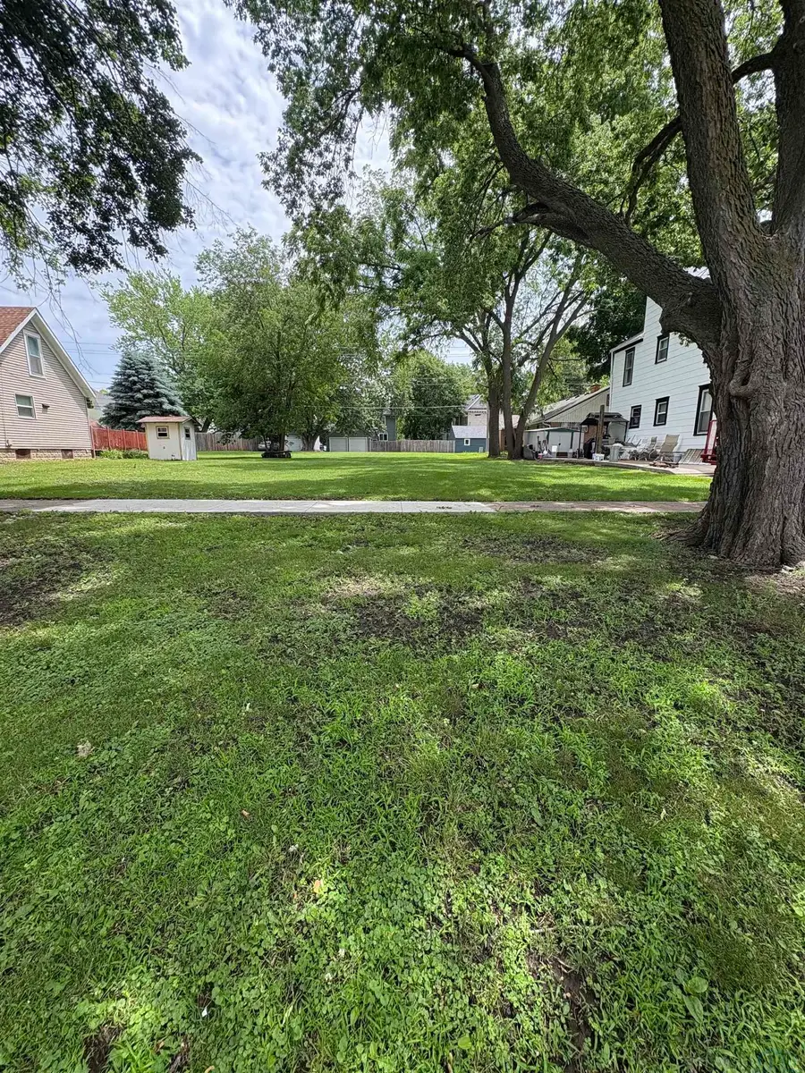 305 ONTARIO ST, Storm Lake, IA 50588 - #2