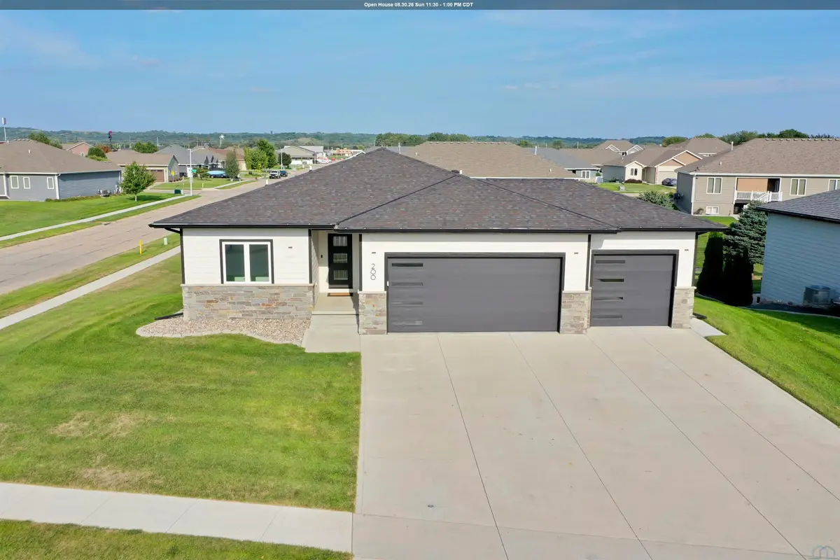 200 S Canterbury Circle, North Sioux City, IA 57049 - #1