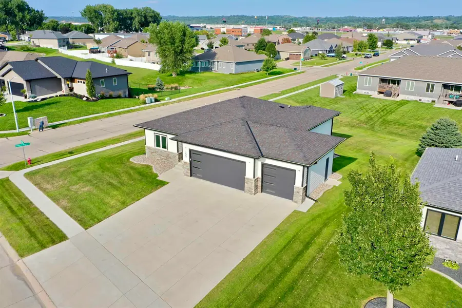 200 S Canterbury Circle, North Sioux City, IA 57049 - #2