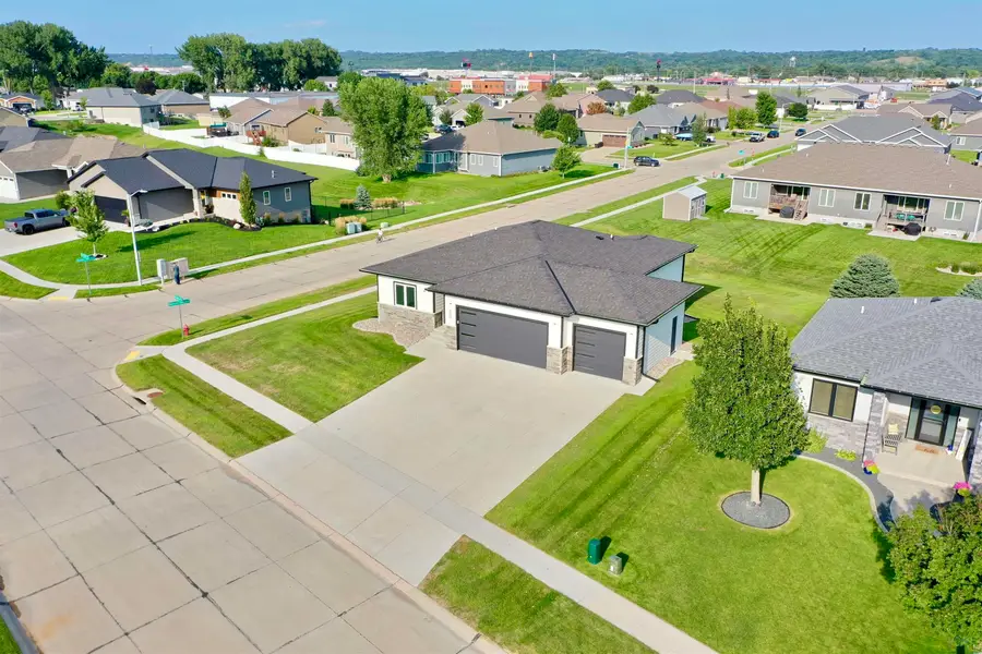 200 S Canterbury Circle, North Sioux City, IA 57049 - #3