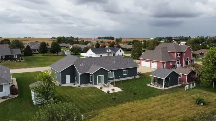 301 LOUISIANA AVE NW, Orange City, IA 51041 - #2