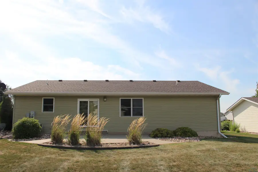1202 NE 10th Avenue Cir, Sioux Center, IA 51250 - #2