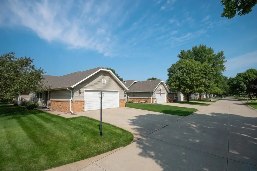 708 2nd St Se #101, Orange City, IA 51041 - #2
