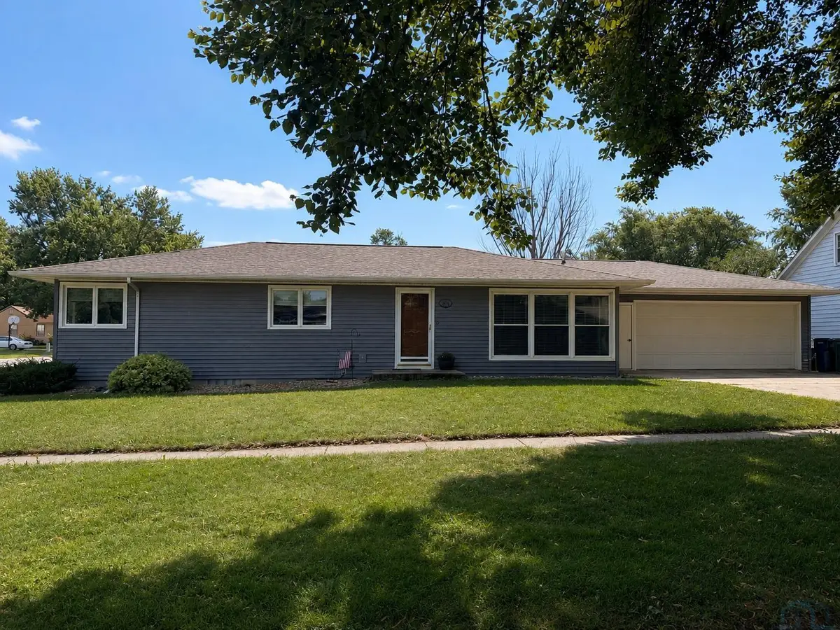 209 Georgia Ave SW, Orange City, IA 51041 - #1