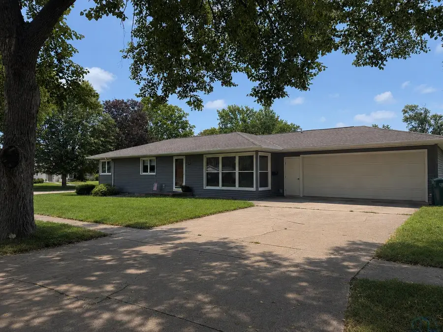 209 Georgia Ave SW, Orange City, IA 51041 - #2