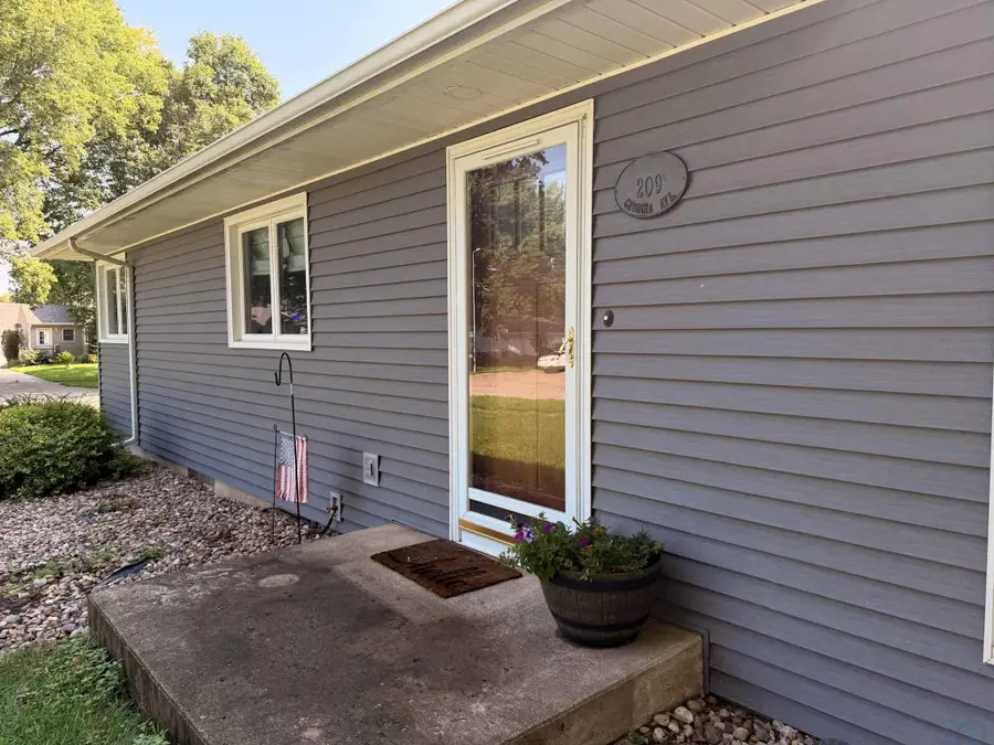209 Georgia Ave SW, Orange City, IA 51041 - #3