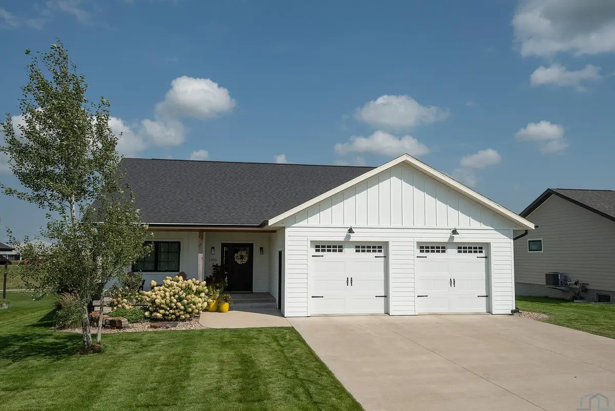 1305 PROVIDENCE PL SE, Orange City, IA 51041 - #1