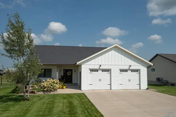 1305 PROVIDENCE PL SE, Orange City, IA 51041