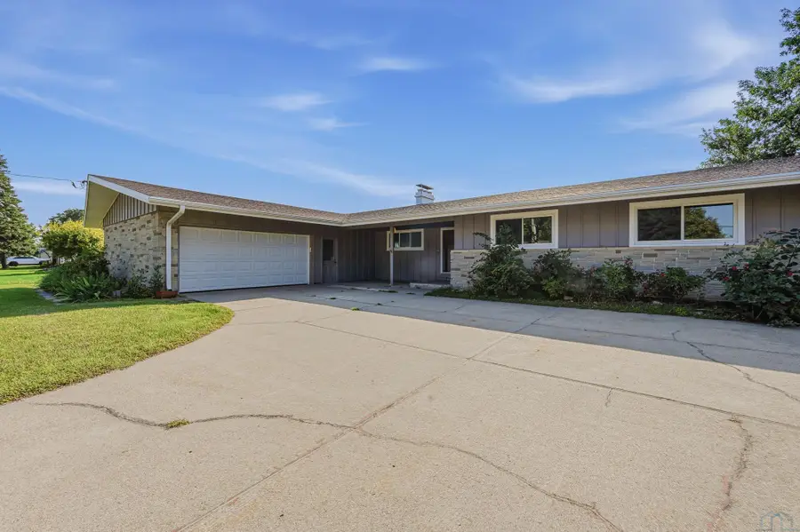 3719 Cheyenne Blvd, Sioux City, IA 51104 - #3