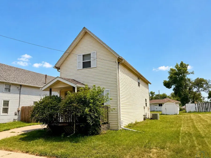 2420 Marshall Avenue, Sioux City, IA 51106 - #2