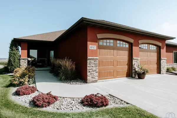 1042 Teres View Dr, Sioux Center, IA 51250