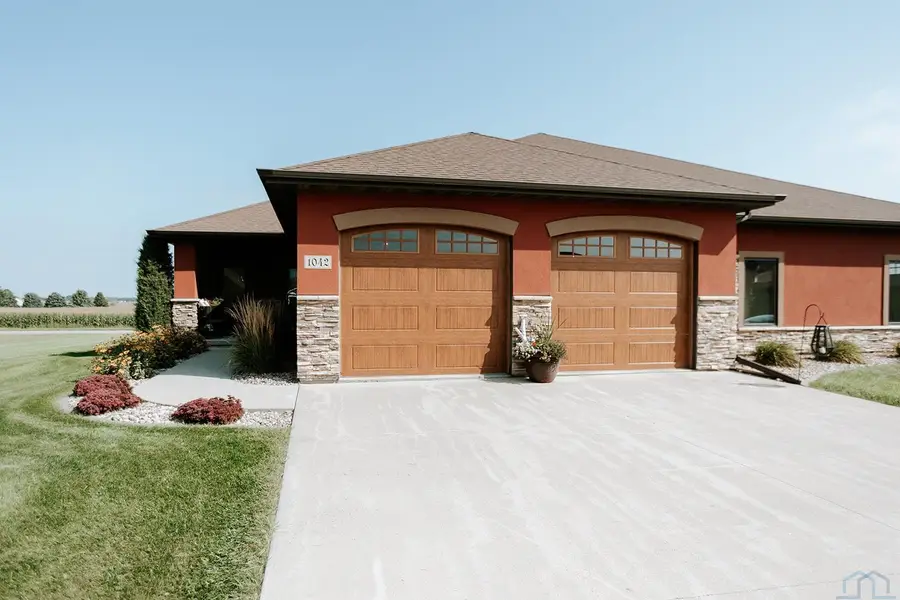 1042 Teres View Dr, Sioux Center, IA 51250 - #2