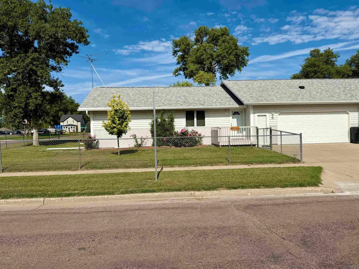 311 S Court St, Elk Point, SD 57025 - #1