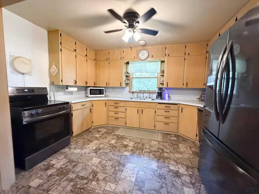 2027 Garfield Ave, Rock Rapids, IA 51246 - #3