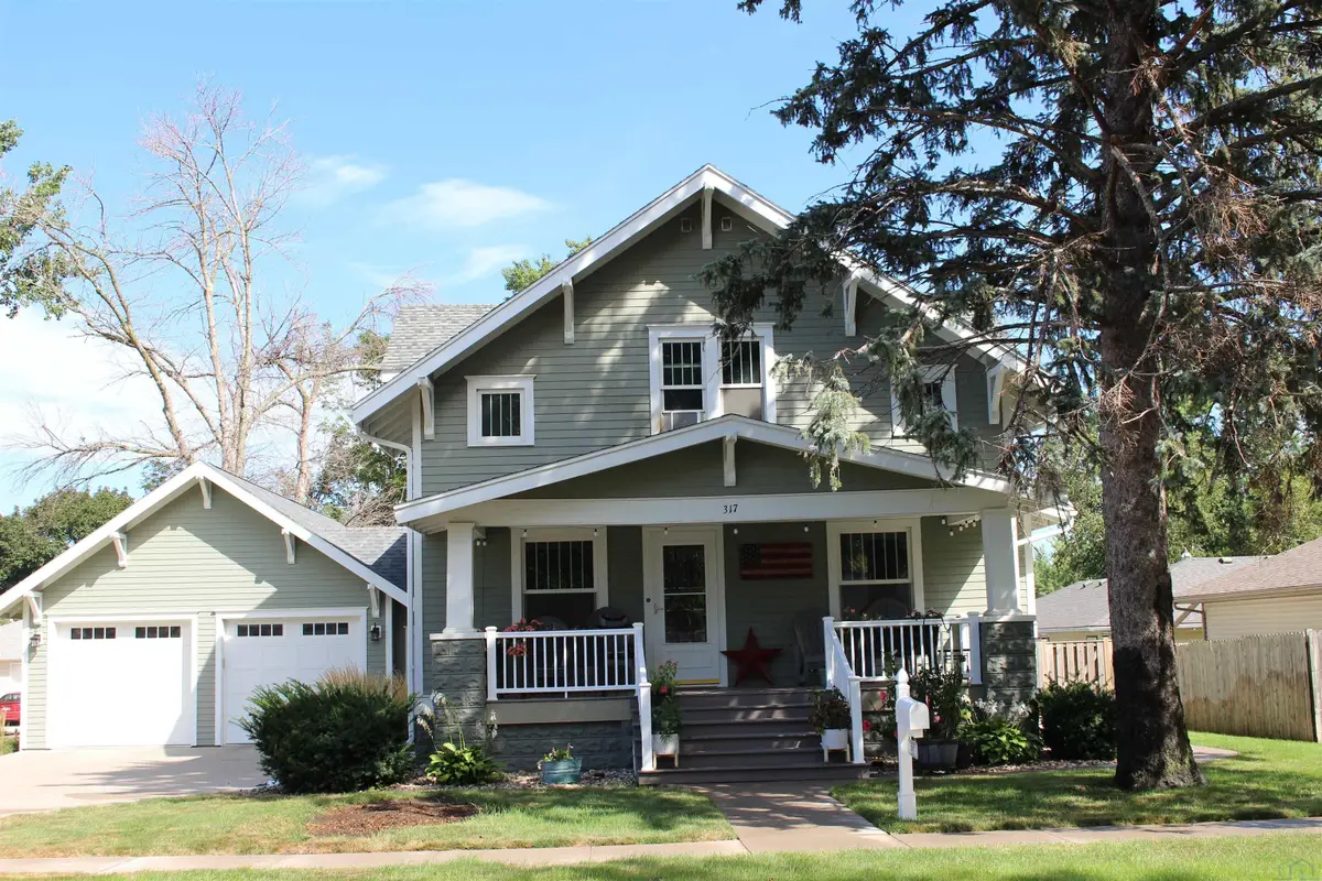 317 4th St NE, Orange City, IA 51041 - #1