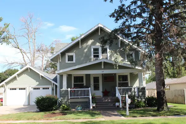 317 4th St NE, Orange City, IA 51041