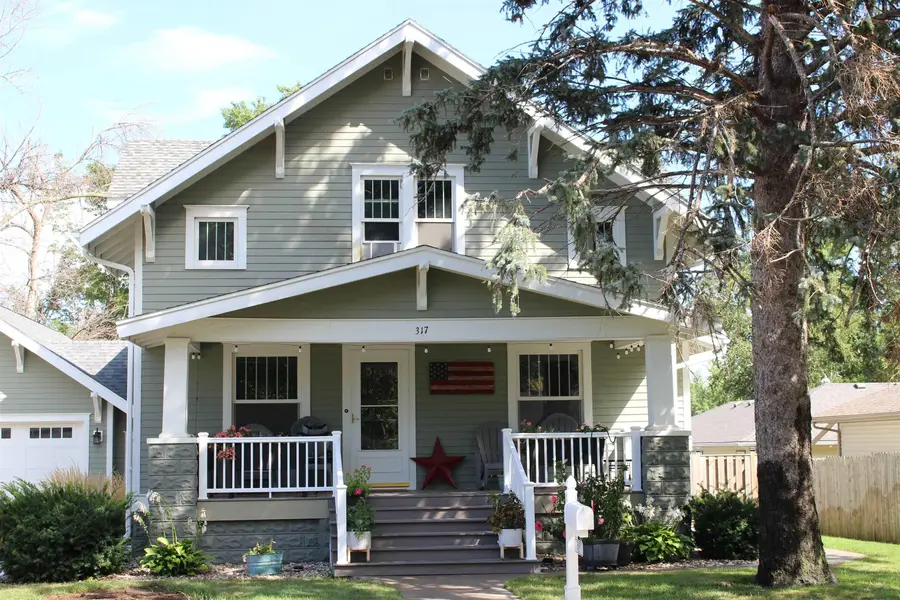 317 4th St NE, Orange City, IA 51041 - #2