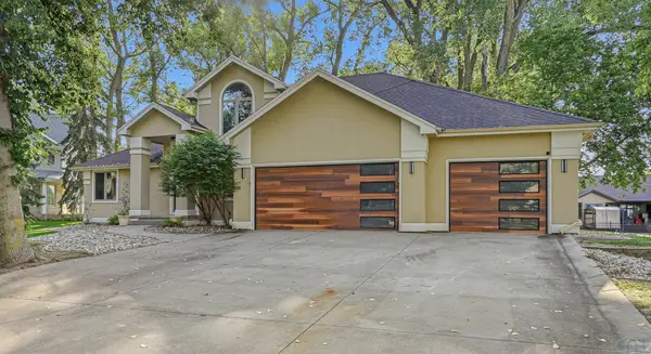 704 E St Andrews, Dakota Dunes, SD 57049