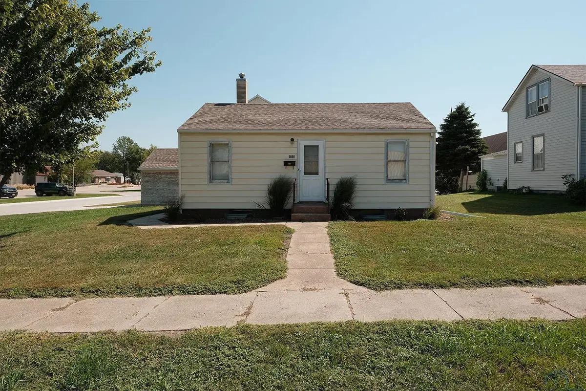452 1st Avenue NW, Sioux Center, IA 51250 - #1